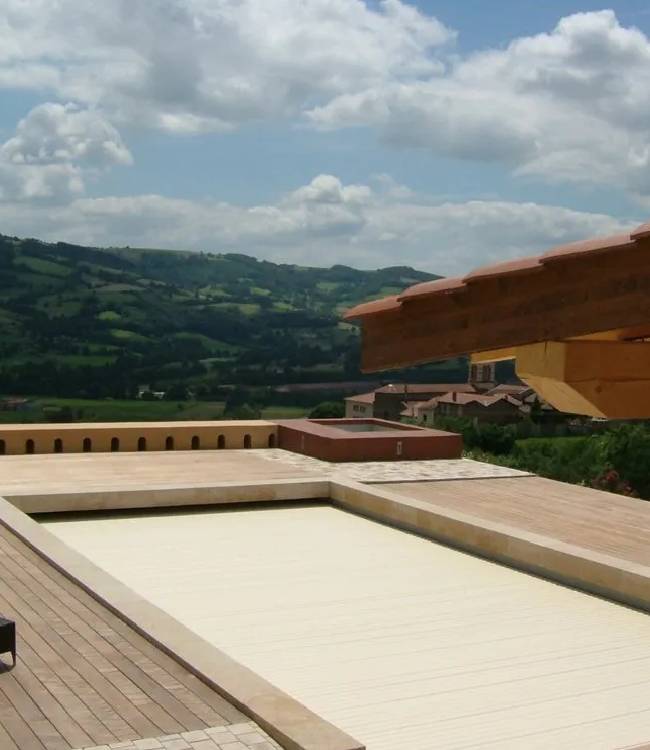 Terrasse bois autour d'une piscine